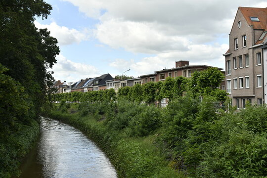Habitations et rue arbor&eacute;e le long de la Petite N&egrave;the &agrave; Lierre (Lier-Antwerpen)