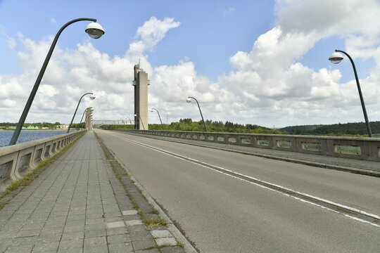 La route et la tour panoramique sur la cr&ecirc;te du barrage de la Plate Taille &agrave; Froidchapelle (Thuin)