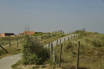 Fototapeta premium Chemin en béton pour la promenade dans les dunes au Coq-Sur-Mer (De Haan Aan Zee)