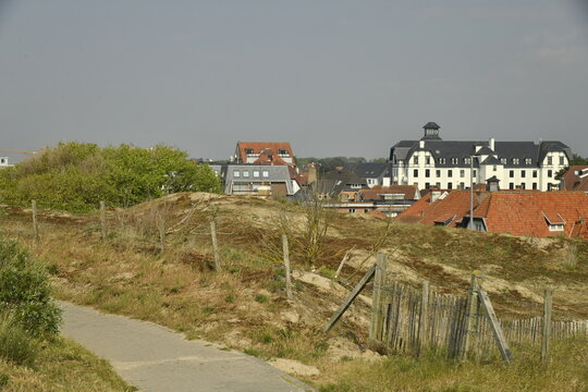 B&acirc;timents derri&egrave;re les dunes dont l'imposant h&ocirc;tel de ville au Coq-Sur-Mer (De Haan Aan Zee)