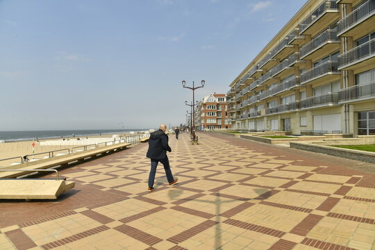 La promenade sur la digue au Coq-sur-Mer (De Haan aan Zee)