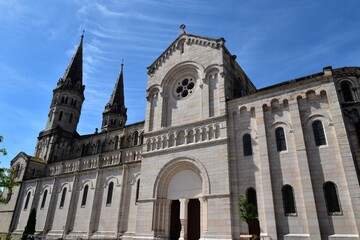 Obraz premium La façade latérale de l’église saint-Pierre à Mâcon