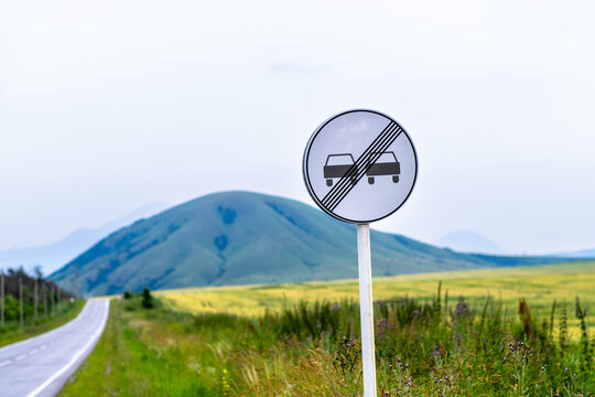 Traffic sign cancelling the ban on overtaking