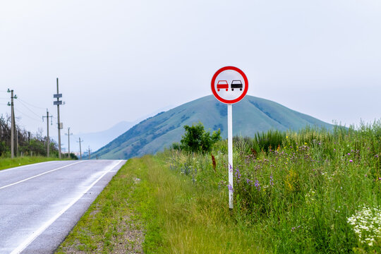 Road sign prohibiting the overtaking of a car