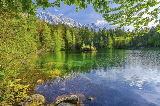 Lake Badersee in spring with Zugspitze group 2962m in the Wetterstein mountains, Zugspitz village Grainau, Werdenfelser Land, Bavarian Alps, Upper Bavaria, Bavaria, Germany