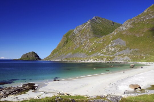 Wide sandy beach and crystal clear water, mountain range in the background, Haukland, Leknes, Vestv&aring;g&oslash;y, Lofoten, Norway