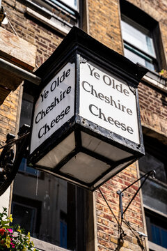 Entrance to Ye Olde Cheshire Cheese, Grade II listed historic pub rebuilt in 1667 on Wine Office Court, off Fleet Street. Frequented by Dickens, Twain, Conan Doyle and Chesterton, London, UK.