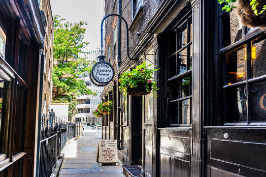 Entrance to Ye Olde Cheshire Cheese, Grade II listed historic pub rebuilt in 1667 on Wine Office Court, off Fleet Street. Frequented by Dickens, Twain, Conan Doyle and Chesterton, London, UK.