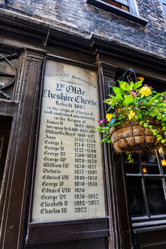 Info board at the entrance to Ye Olde Cheshire Cheese, Grade II listed historic pub rebuilt in 1667 on Wine Office Court, off Fleet Street. Frequented by Dickens, Conan Doyle, Chesterton in London UK.