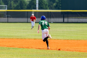 Obraz premium Runner on First base attempts a steal