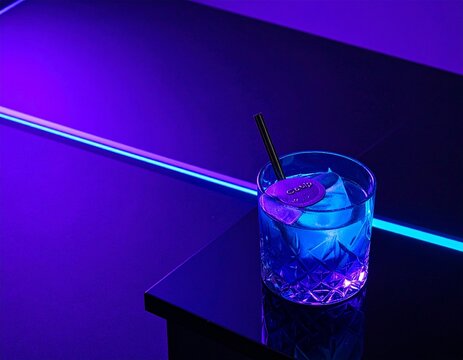 近未来的なネオンブルーの光が反射するバーカウンターとストロー付きの涼しげなカクテル
