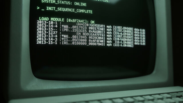 古いブラウン管モニターにシステムログの文字がチラチラと乱れながら表示されるレトロなコンピューターのデータ破損を描いた近未来的でありながら懐かしいデジタル情景です。