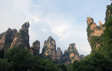 Naklejka premium This image features the towering limestone karst pillars of the Zhangjiajie National Forest Park in Hunan, China