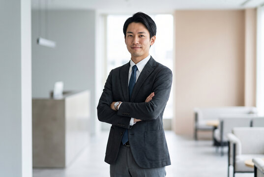 腕組みをして微笑む若手ビジネスマン Generative AI