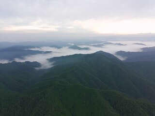 奈良県野迫川村の山々に広がる美しい雲海のパノラマ空撮 © TOMOZO