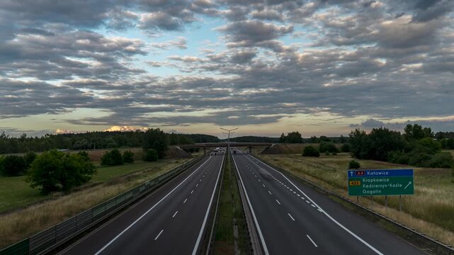 timelapse ruchu na autostradzie a4 obok węzła gogolin w zachodniej Polsce w porze letniej