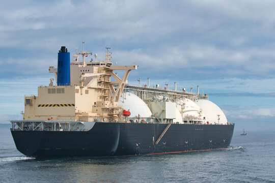 東京湾を航行するLNGタンカー