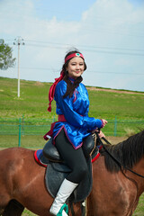Obraz premium Mongolian men on horseback at the Naadam Festival on the grassland