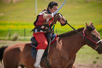 Obraz premium A Mongolian ancient horseback battle performance at the grassland scenic area