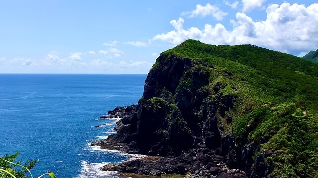 沖縄県久米島の海沿いの断崖と紺碧の海