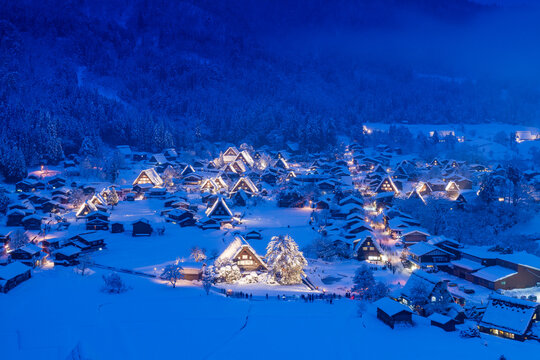 岐阜白川郷_雪のライトアップの風景