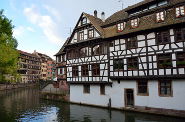 Obraz premium Casa de entramado de madera junto al río Ill en el barrio de Petite France, Estrasburgo, Alsacia, Francia