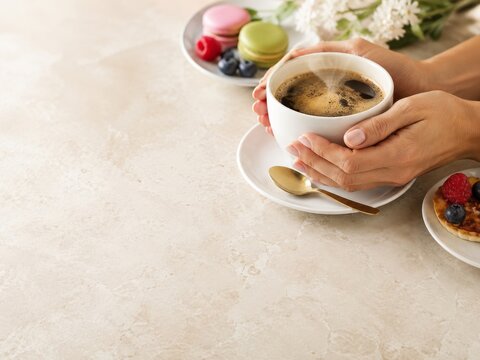 Momento de disfrutar caf&eacute; en una mesa con postres y flores