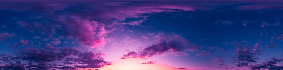 Naklejka premium Sunset panorama sky with dramatic purple and magenta clouds over a glowing horizon for landscape background design