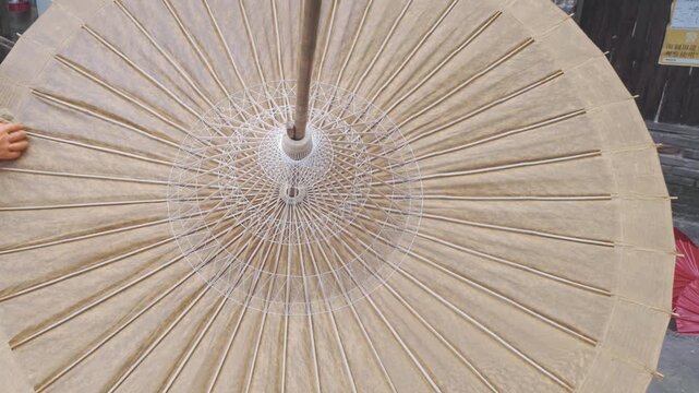 Craftsmen are making oil paper umbrellas
