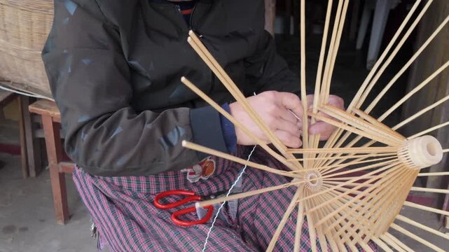 Craftsmen are making oil paper umbrellas
