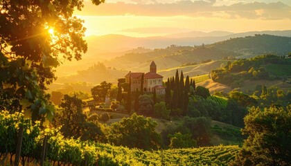 Obraz premium Golden sunset illuminates a Tuscan villa surrounded by vineyards and rolling hills.
