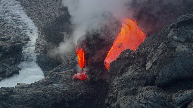 La Fournaise 2026 - &eacute;coulement de la lave dans la mer