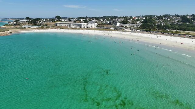 Tr&eacute;vou-Tr&eacute;guignec et sa plage de Trestel vus depuis un drone