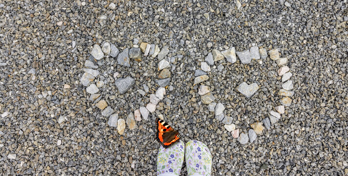 Zwei Herzen im Kise und Gartenschuhen und Schmetterling