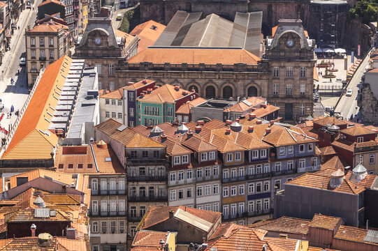 Vista a&eacute;rea de la emblem&aacute;tica fachada de la estaci&oacute;n ferroviaria de S&atilde;o Bento rodeada de coloridos edificios antiguos y pintorescos tejados de tejas rojas en Oporto.