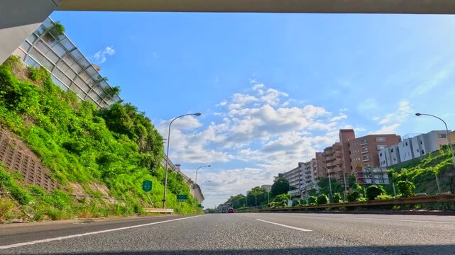 首都高速道路のトンネル内を走行する自動車の車載カメラ風景