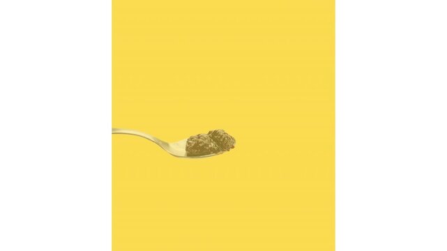 Animazione statica con cucchiaio da dessert colmo di composta di frutti di bosco