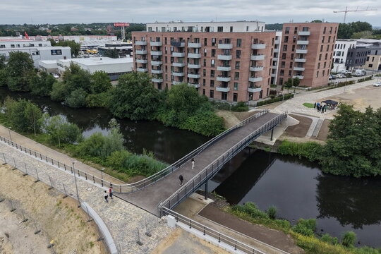 Hamburg Bergedorf, Neubaugebiet Am Schilfpark mit Schleusengraben und neuer Br&uuml;cke