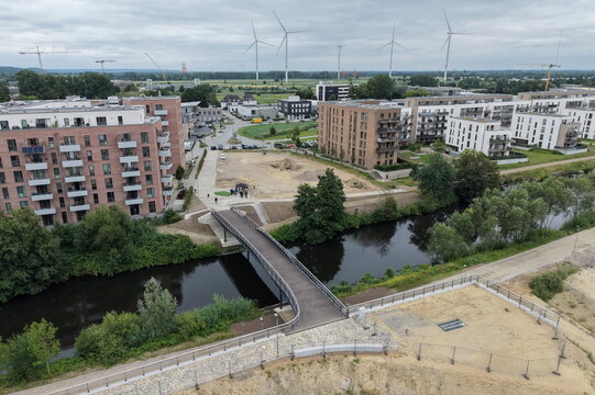 Hamburg Bergedorf, Neubaugebiet Am Schilfpark mit Schleusengraben und neuer Br&uuml;cke