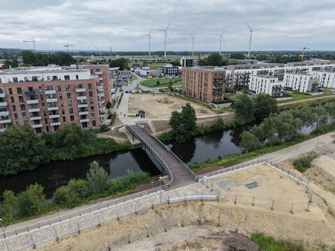 Hamburg Bergedorf, Neubaugebiet Am Schilfpark mit Schleusengraben und neuer Br&uuml;cke