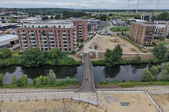 Hamburg Bergedorf, Neubaugebiet Am Schilfpark mit Schleusengraben und neuer Br&uuml;cke
