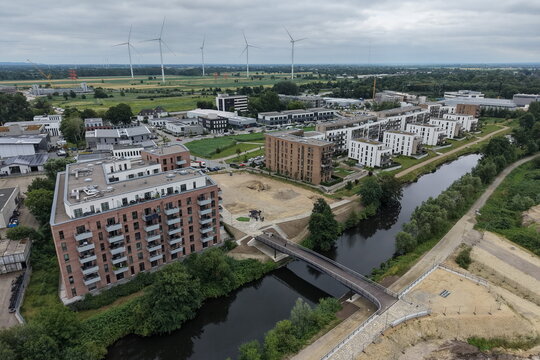 Hamburg Bergedorf, Neubaugebiet Am Schilfpark mit Schleusengraben und neuer Br&uuml;cke