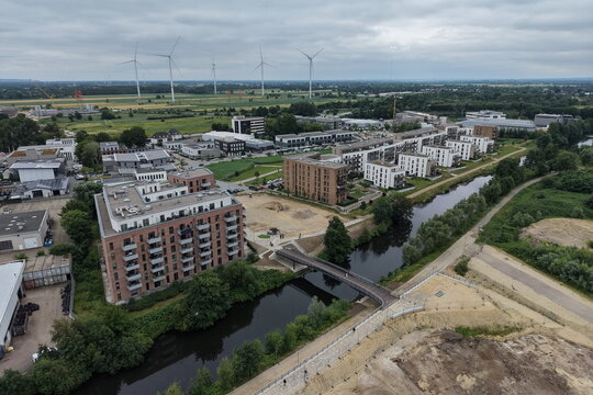 Hamburg Bergedorf, Neubaugebiet Am Schilfpark mit Schleusengraben und neuer Br&uuml;cke