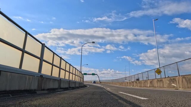 首都高速道路のトンネル内を走行する自動車の車載カメラ風景