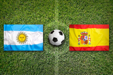 Obraz premium Argentina vs. Spain flags on a soccer field