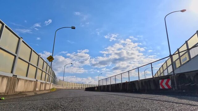 首都高速道路のトンネル内を走行する自動車の車載カメラ風景