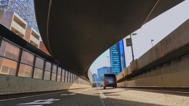 首都高速道路のトンネル内を走行する自動車の車載カメラ風景