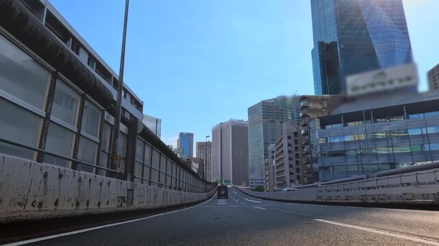 首都高速道路のトンネル内を走行する自動車の車載カメラ風景
