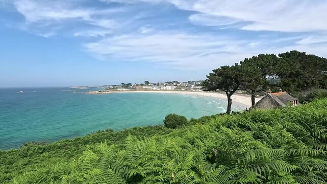 Tr&eacute;vou-Tr&eacute;guignec et sa plage de Trestel vus depuis un drone