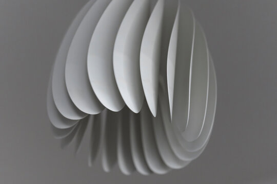 Abstrakte wei&szlig;e Formen &ndash; geschwungene Linien, organische Struktur und minimalistisches Design einer Lampe 